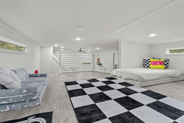 2 bedrooms, internet, bed sheets
