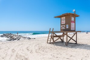 On the beach - Luxury Tri-Level Beachfront Home w/ AC, Panoramic Ocean Views, Directly on the Sand! (Newport Beach)