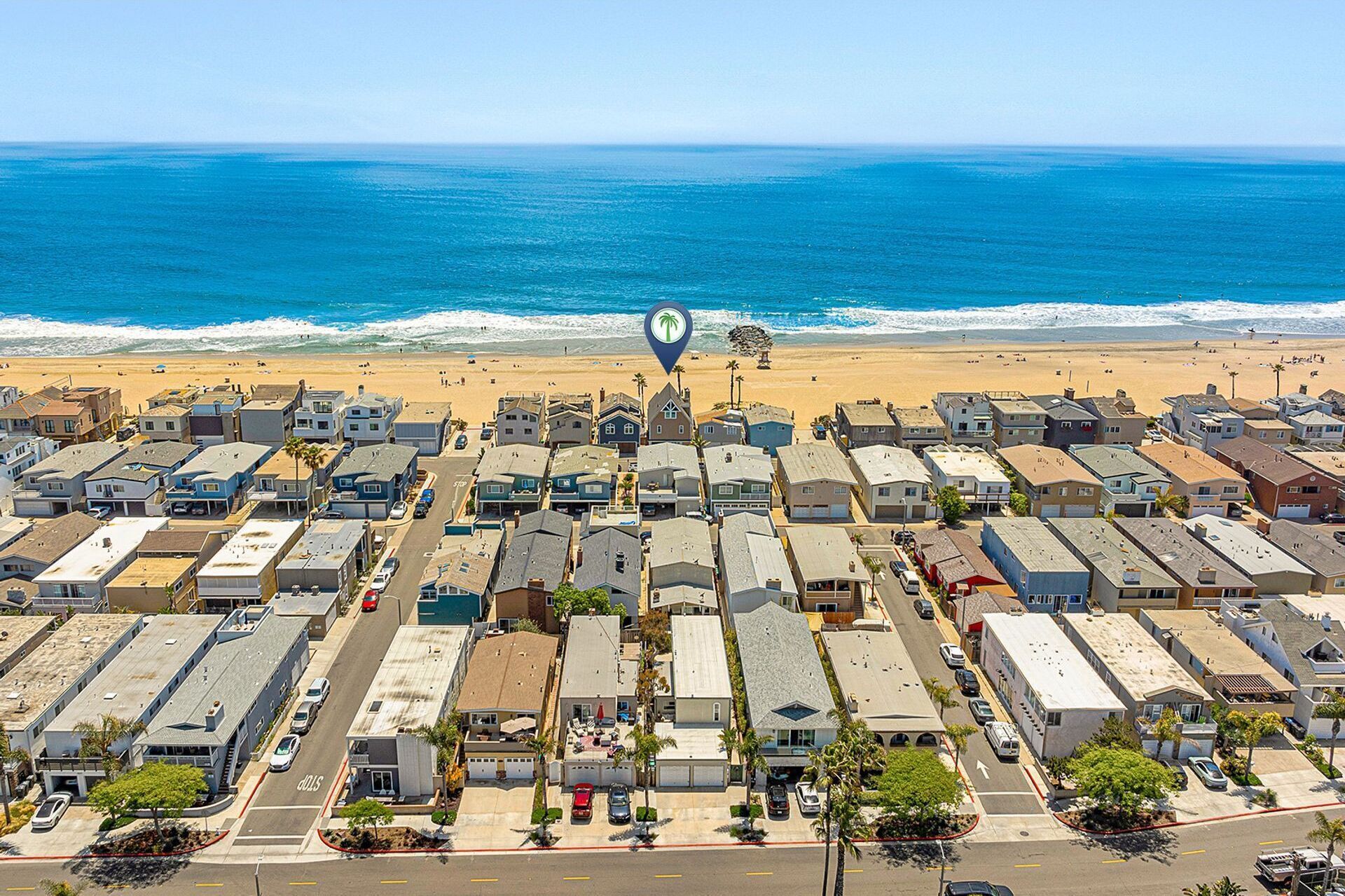 Zona residencial costera con una playa al fondo.
