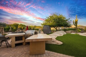 Outdoor dining - Boulder 84 by LuxeKey | Splash Pad, Billiards, Putting Green & 360 Desert Views (Scottsdale)