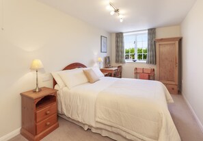1 Schlafzimmer, BĂŒgeleisen/BĂŒgelbrett, Internetzugang, BettwĂ€sche