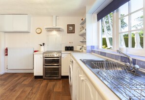 Microondas, horno, lavavajillas, silla alta para bebés