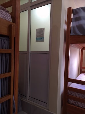 Chuveiro, sabonete, papel higiênico