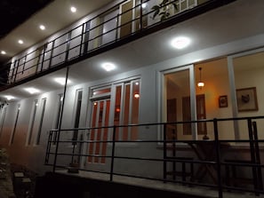 Voorkant accommodatie - avond/nacht