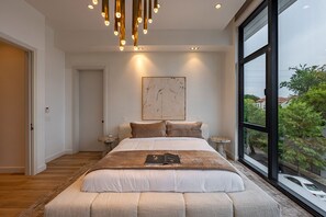4 bedrooms, iron/ironing board, WiFi, bed sheets
