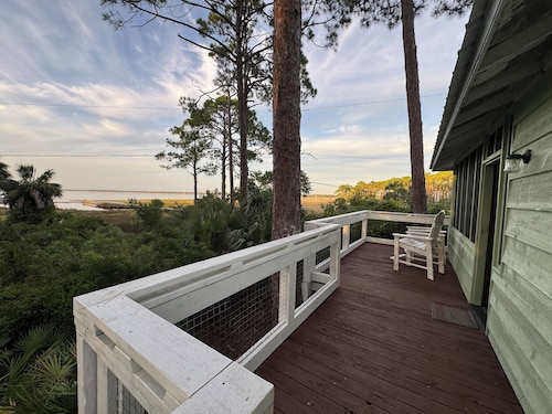Cozy One Bedroom Cabin overlooking St Joe Bay on Cape San Blas