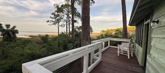 Cozy One Bedroom Cabin overlooking St Joe Bay on Cape San Blas