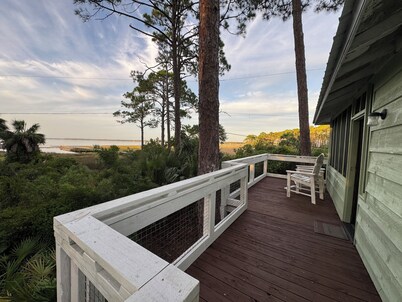 Cozy One Bedroom Cabin overlooking St Joe Bay on Cape San Blas