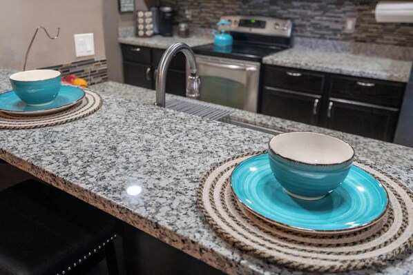 Fridge, microwave, oven, stovetop - Sunset Retreat, Clean Modern 3BR, Garage, Near 191 (Odessa)