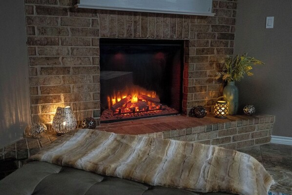 Interior - Sunset Retreat, Clean Modern 3BR, Garage, Near 191 (Odessa)