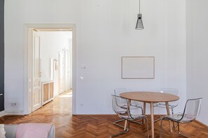 Dining - Blueground | Mariahilf, washer/dryer, nr Naschmarkt (Vienna)
