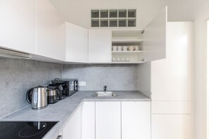 Kühlschrank, Mikrowelle, Ofen, Herdplatte