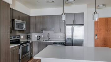 Refrigerador, microondas, horno y parrilla de estufa