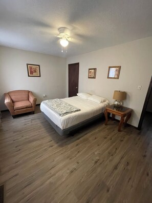 2 chambres, fer et planche à repasser, Wi-Fi gratuit, draps fournis