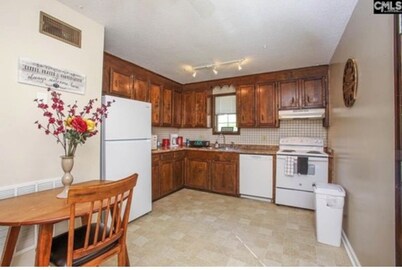 Cozy 2-bedroom townhome in awesome Columbia with AC.