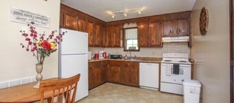 Cozy 2-bedroom townhome in awesome Columbia with AC