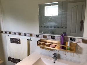 Secador de cabelo, toalhas de banho, sabonete, papel higiênico
