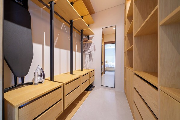 Luxury Villa, 4 Bedrooms, Private Pool, Garden View | Wardrobe