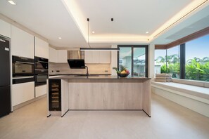 Full-size fridge, microwave, oven, stovetop