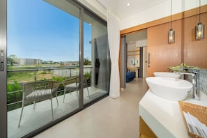 Villa de lujo, 4 habitaciones, alberca privada, vista al jardín | Baño | Secadora de cabello, pantuflas, jabón, shampoo
