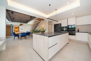 Full-size fridge, microwave, oven, stovetop