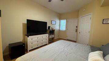 2 bedrooms, desk, WiFi