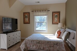 2 bedrooms, desk, WiFi