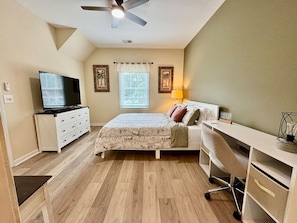 1 bedroom, desk, WiFi