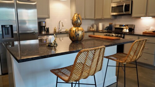 Modern 2-bedroom/2-bath loft centrally located near downtown.