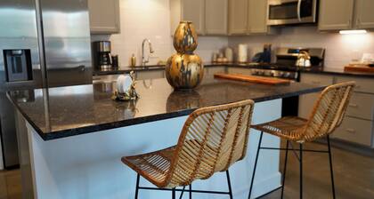 Modern 2-bedroom/2-bath loft centrally located near downtown.