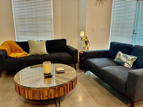 Modern 2-bedroom/2-bath loft centrally located near downtown.