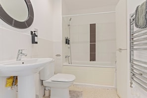 Shower, towels - Windrush Grove Retreat in Birmingham (Birmingham)