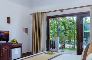 Egyptian cotton sheets, premium bedding, minibar, in-room safe