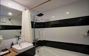 Chambre Confort avec lits jumeaux | Salle de bain | Ensemble douche/baignoire, sèche-cheveux, chaussons, serviettes fournies