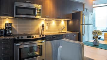 Deluxe Room, City View | Private kitchen | Full-sized fridge, microwave, oven, stovetop