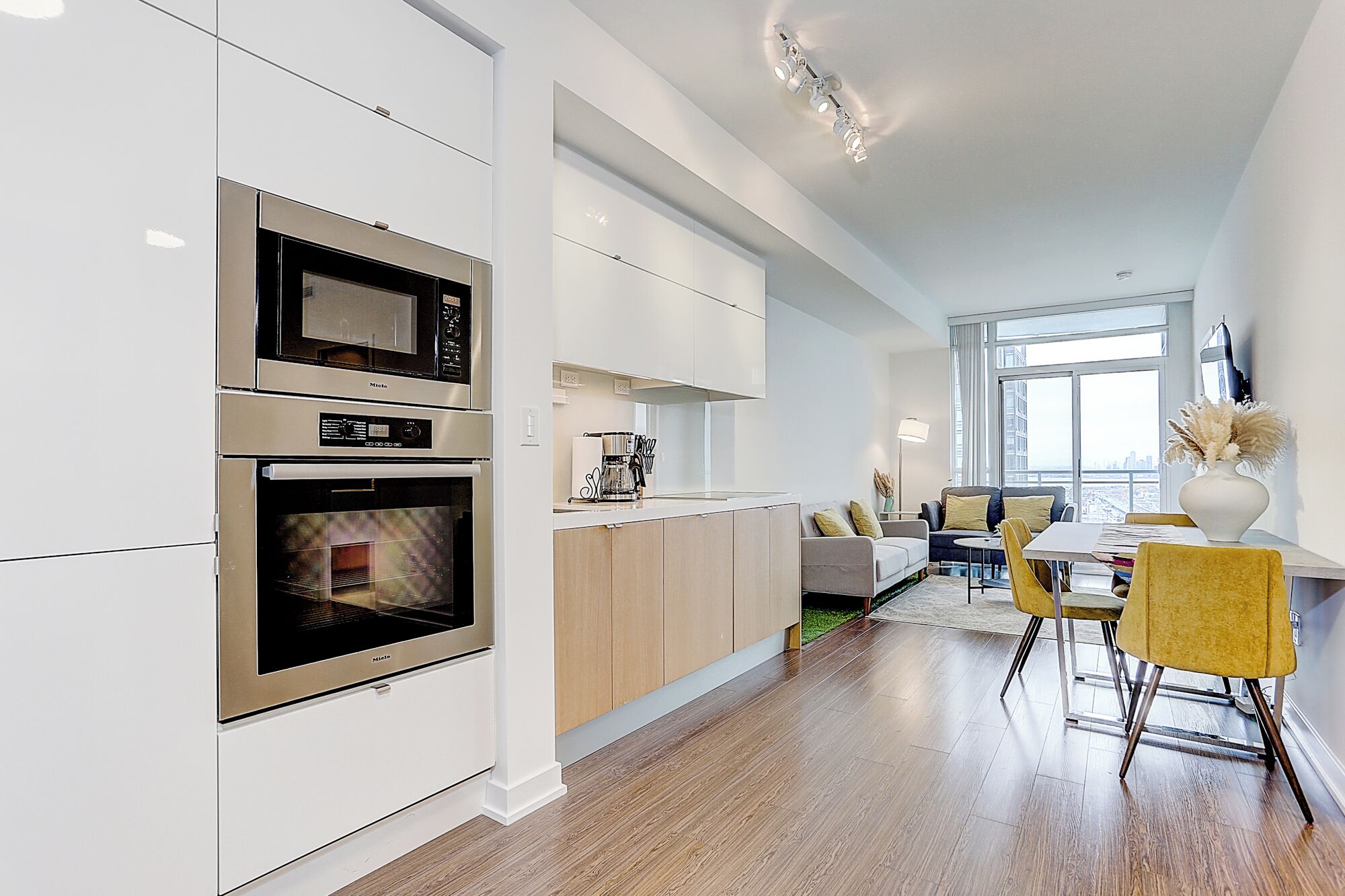 Leilighet – deluxe, 2 dobbeltsenger, utsikt mot innsjø, ved innsjø | Oppholdsområde | En 55-tommers smart-TV med digitale kanaler