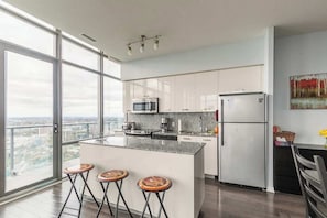 Full-size fridge, microwave, oven, stovetop