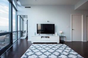 Habitació Deluxe, vistes a la ciutat | Sala d'estar | Televisor intel·ligent de 55 polzades amb canals digitals 