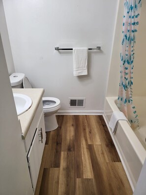 Sèche-cheveux, serviettes fournies, savon, papier toilette