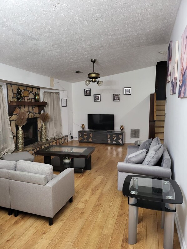 Smart TV y chimenea 