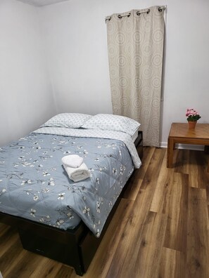 3 slaapkamers, een strijkplank/strijkijzer, gratis wifi, beddengoed