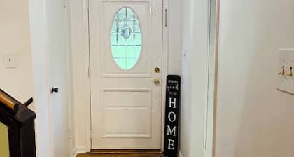 Charming 3-bedroom house in Snellville with AC