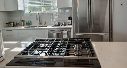 Modern 3BR Hollywood Stay – Exclusive Access & Upscale Amenities