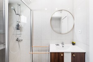 Douche, sèche-cheveux, serviettes fournies