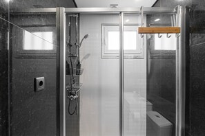 Dusche, Haartrockner, Handtücher