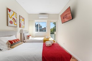 3 bedrooms, iron/ironing board, internet, bed sheets