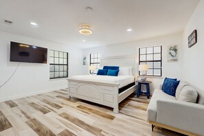 4 bedrooms, iron/ironing board, Internet, bed sheets