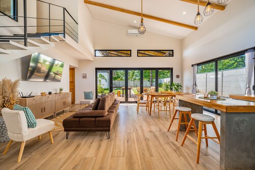 Spacious modern home with firepit, lush yard, dog friendly & near beach