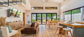 Spacious modern home with firepit, lush yard, dog friendly & near beach