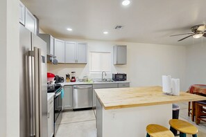 ثلاجة، ميكروويف، فرن، موقد طهي مسطح